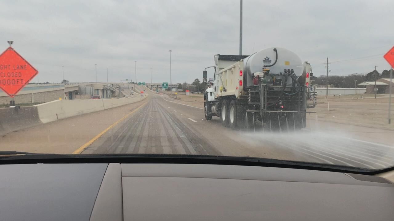 TXDOT prepares roads for wintry weather